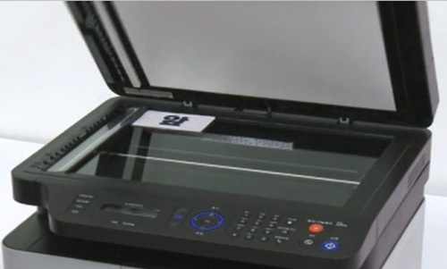 상단 덮개을 열어 유리면위에 있는 신분증을 그 자리에서 뒤집어 놓은 화면