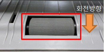 롤러를 아래로 회전하면서 청소하는 화면