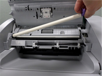 롤러 왼쪽 축을 홈에 맞추는 화면