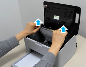 용지를 양손으로 잡고 천천히 위쪽으로 빼는 화면