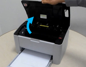 덮개 앞쪽 가운데 손잡이를 잡고 위로 덮개 여는 화면