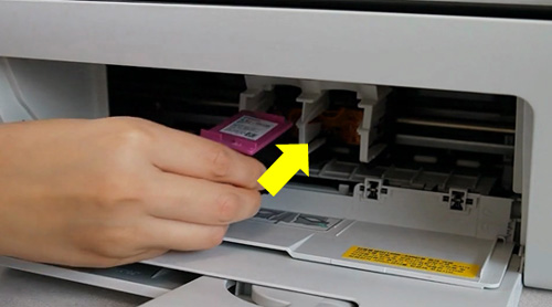 새 잉크 카트리지를 끼워 넣는 화면