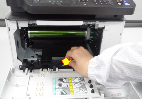 이미징 유니트 가운데 앞쪽에 있는 손잡이를 잡고 앞으로 당겨 꺼내는 화면