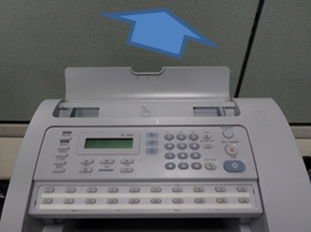 SF-760에서 원고 급지부를 올바르게 장착하기 위해 원고 받침대를 뒤로 당기는 화면