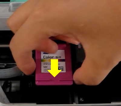 다 쓴 컬러잉크를 앞쪽으로 들어올려 꺼내는 화면