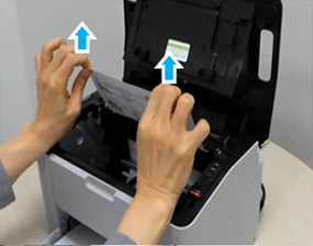 양손으로 용지를 잡고 천천히 잡아당겨 빼내는 화면