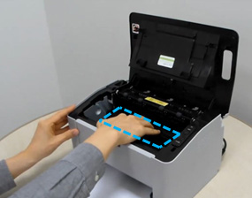 윗덮개 열고 가운데보이는 토너 손잡이 위치화면