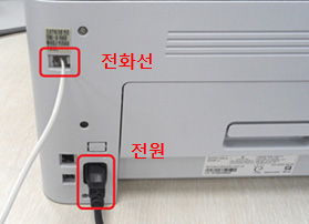 SL-M267x 시리즈 팩스 수신이 안 되어 전화 연결 상태 확인을 위해 왼쪽 상단에 전화선을, 왼쪽 하단에 전원코드를 연결한 위치안내 화면