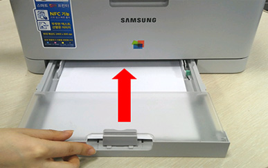 용지함을 밀어 넣는 화면