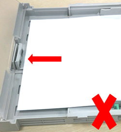 용지 길이 가이드가 용지길이에 맞지 않게 조절한 위치 화면