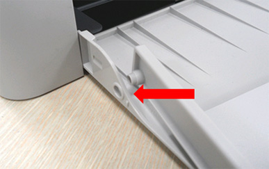 용지 받침대를 왼쪽 구멍부터 끼우는 화면