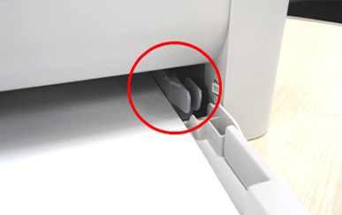 용지함 가이드를 용지에 맞게 오른쪽 레버를 움직여서 맞추는 화면