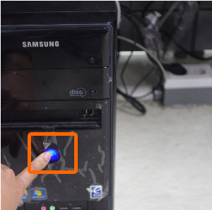 컴퓨터 전원 버튼 눌러켜는 화면