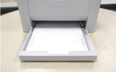 용지함 가이드에 용지가 용지 길이와 폭에 맞게 놓여진 화면