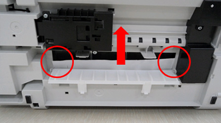 걸려 있는 용지 양끝을 잡고 천천히 당기려는 화면