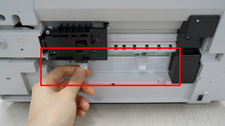 바닥 가운데 보이는 청소 덮개의 탭을 누르는 화면