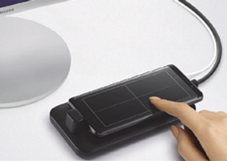 DeX Pad에 스마트폰 장착된 화면