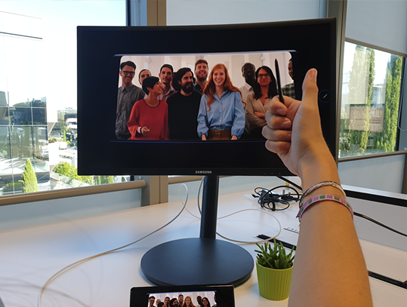 비디오를 재생하거나 정지할 수 있음