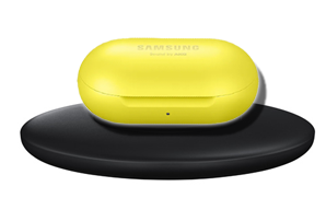 무선 충전기로 갤럭시 버즈 충전하는 화면